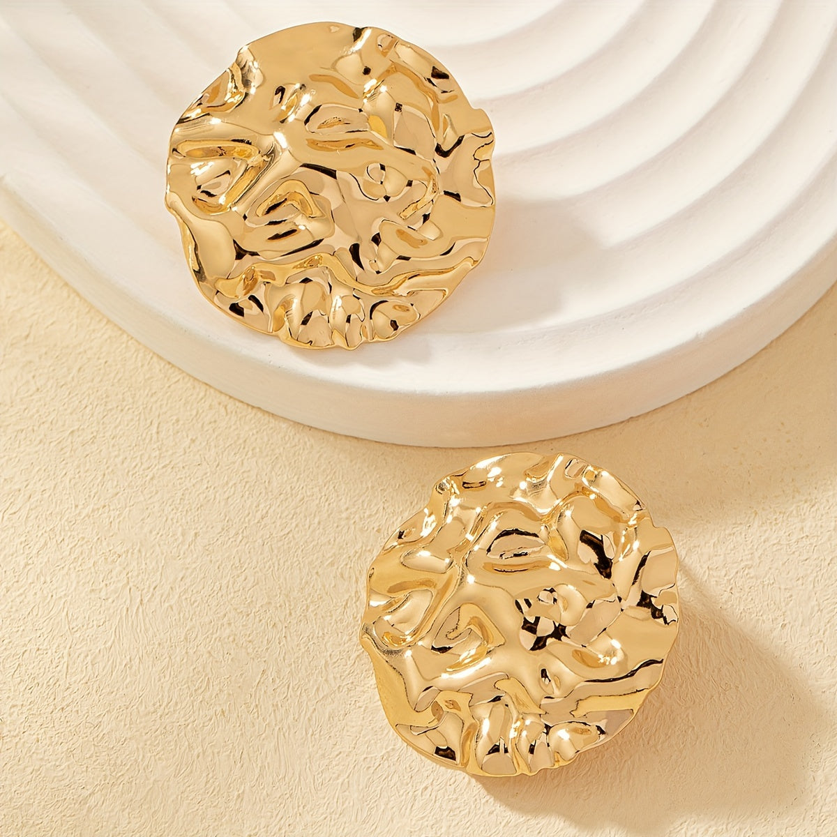 Boucles d'oreilles rondes martelées uniques en fer plaqué or 18 carats