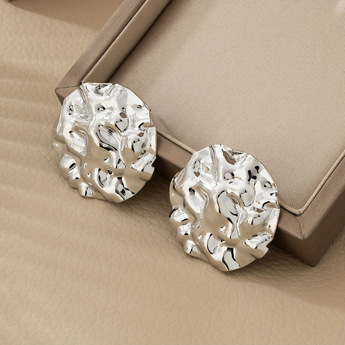 Boucles d'oreilles rondes martelées uniques en fer plaqué or 18 carats