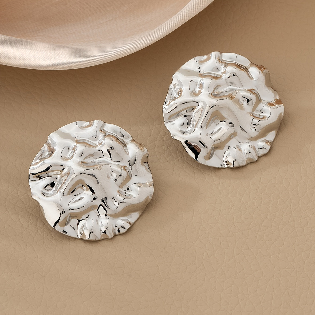 Boucles d'oreilles rondes martelées uniques en fer plaqué or 18 carats