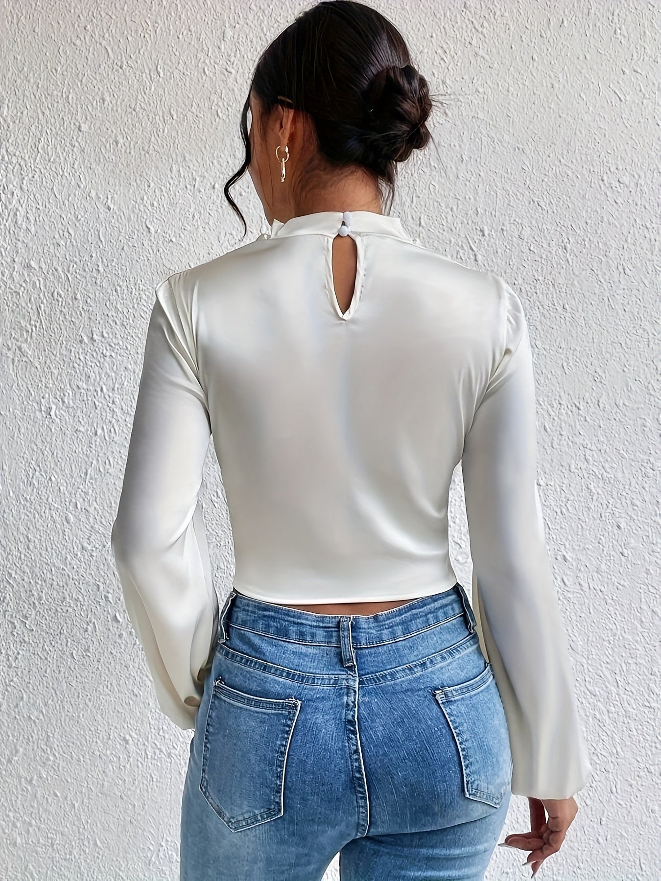 Blouse à col montant manches bouffantes en satin