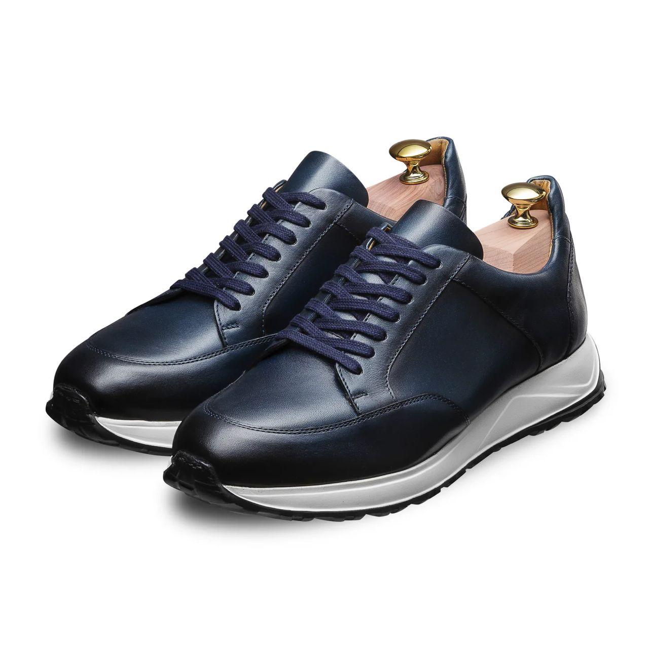 Sneakers en Cuir Bleu Nuit intemporelle casual modern