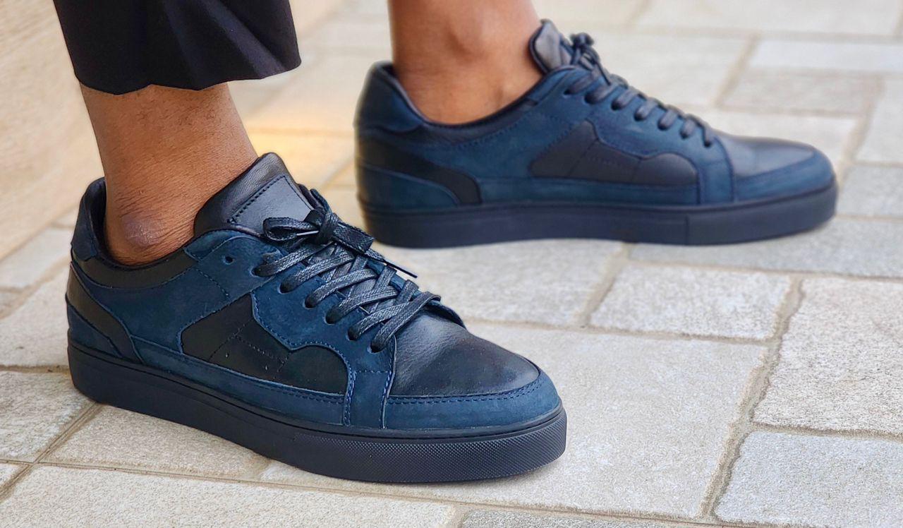 Sneakers Basse en Cuir Bleu Nuit – Élégance et Polyvalence