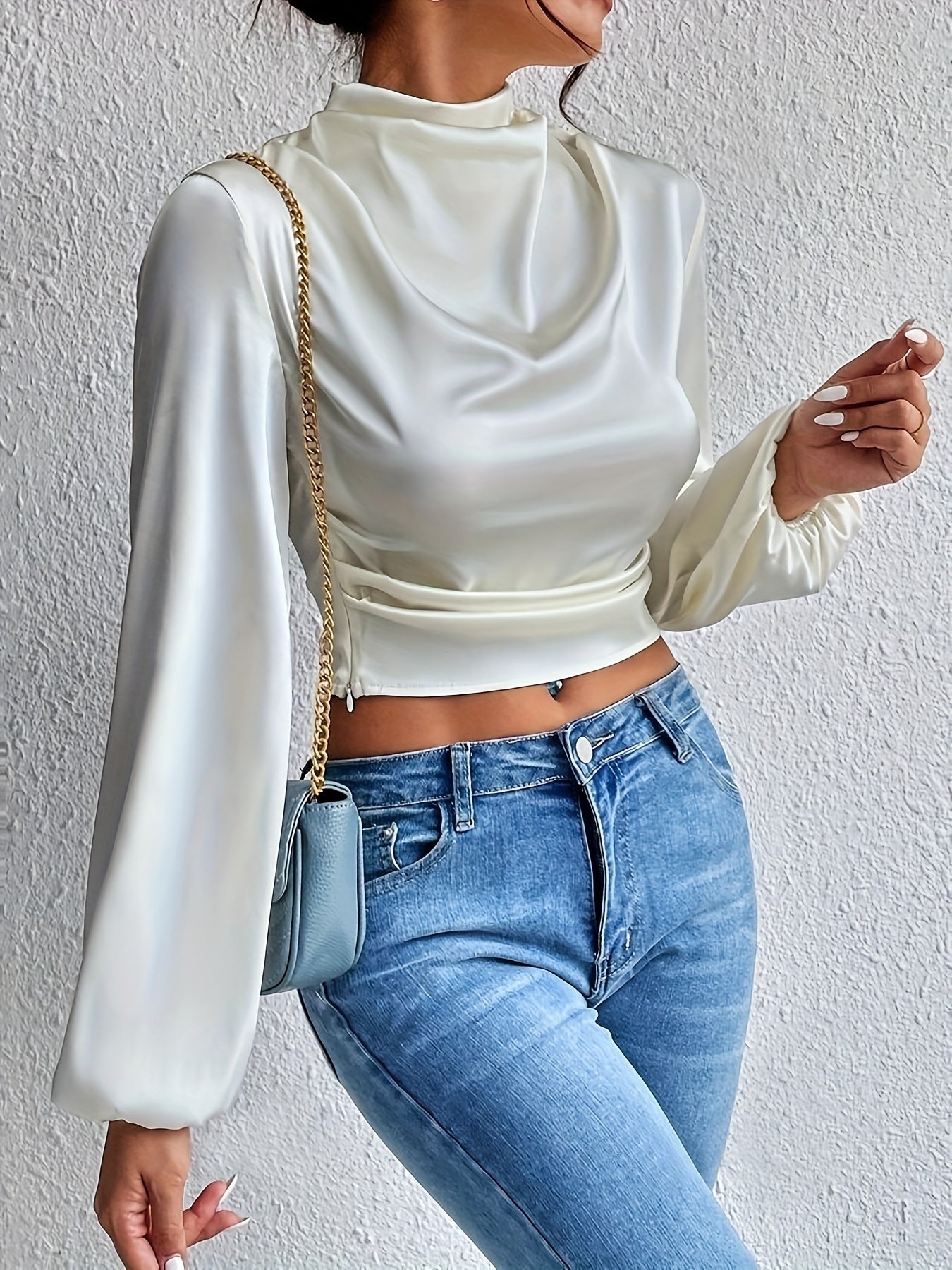 Blouse à col montant manches bouffantes en satin